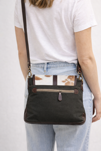 Sac bandoulière en cuir de vachette et toile fait main, motif abstrait, avec chaînes et fermeture éclair pour femme, stock disponible aux États-Unis - Product Image 3