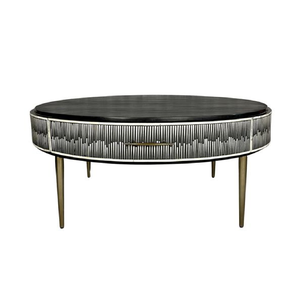 Table basse ronde noire avec incrustation géométrique de carreaux en os sur le dessus et un côté à motif floral répété sur un cadre en laiton. En gros. - Product Image 2