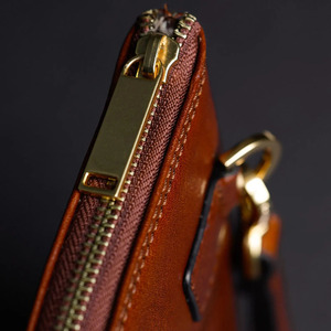 Bolso de mano de cuero genuino con cierre de cremallera premium y múltiples compartimentos para tarjetas, efectivo y teléfono móvil en venta. - Product Image 5