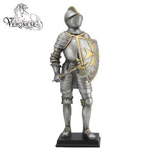 Figura Decorativa de Resina de la Serie Guerreros de VERONESE DESIGN, Cruzado Europeo Blindado a Caballo con Hacha y Escudo de Cruz Maltesa - Product Image 5
