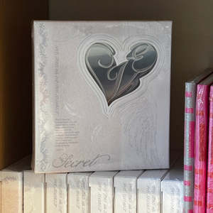 IVE SECRET 4th EP Album MD Ver/QR+Llavero+Cinta+6 Fotografías+Letras Set de Regalo Personal IVE SECRET 4th EP Album MD Ver/QR+Llavero - Product Image 1