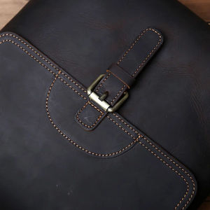 Bolso Bandolera de Cuero Marrón para Hombre, Bolso de Hombro con Logotipo Personalizado, Bolso con Cierre y Solapa para Viajes Diarios - Product Image 2