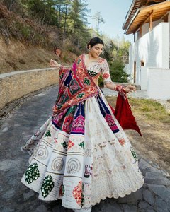 Lehenga Choli en soie blanche multicolore de designer pour femmes avec dupatta pour Navratri |   Tenue traditionnelle gujaratienne Chaniya Choli pour les fêtes - Product Image 1