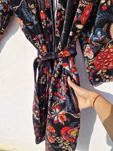 Kimono largo de terciopelo rosa OFMD con estampado de pájaros y borlas, bata de algodón y terciopelo original OFMD - Product Image 3