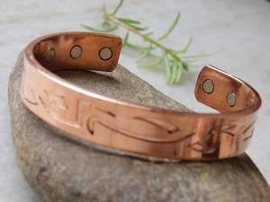 Bracelet jonc magnétique unisexe en cuivre martelé, fait main en cuivre naturel pur, tendance, doré, pour fêtes et cadeaux - Product Image 4