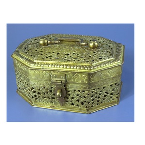 Boîte à cricket en laiton durable pour décoration intérieure vintage avec poignée décorative et aspect laiton antique - Product Image 1