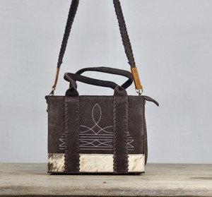 Bolso de hombro bohemio de cuero genuino con bordado y panel de piel de vaca, cierre de cremallera, para uso diario de mujer, fabricado en India. - Product Image 1