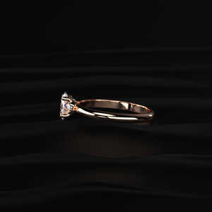 Anillo Solitario Ovalado de Moissanita de 1.00 Quilates con Banda Delgada de 1.5mm en Oro Rosa de 18K para Suministro al por Mayor, Joyería de Boda para Inventario de Joyerías - Product Image 4