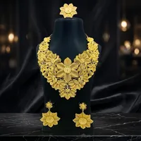 Parure de bijoux tendance et élégante pour femme : Collier long 18 pouces avec pendentif boîte à fleurs, boucles d'oreilles et bagues en laiton plaqué or 18 carats