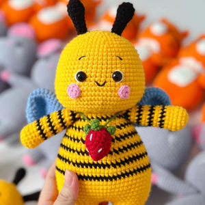 Poupée abeille au crochet faite à la main, jouet en peluche amigurumi, abeille tricotée mignonne, peluche personnalisée OEM, vente en gros, produit vietnamien - Product Image 5