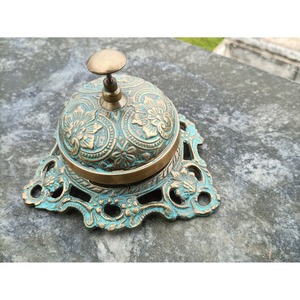 Campana de Recepción de Hotel de Latón Macizo con Acabado Antiguo y Grabado Floral Ornamental, Campana Decorativa Vintage para Oficina - Product Image 3