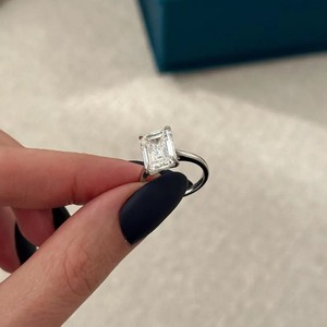Anillo Solitario con Diamante Cultivado en Laboratorio con Corte Esmeralda, en Oro Blanco de 18K, Certificado IGI, Claridad VVS, para Compromiso o Boda - Product Image 3