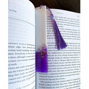 Marcapáginas de Resina en Color Morado y Blanco con Accesorios para Libros, Marcapáginas para Lectura, Artesanía, Productos Promocionales para Oficina - Product Image 1