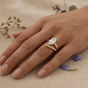 Anillo de compromiso de moissanita con corte marquesa, anillo de boda curvo con pavé, anillo nupcial minimalista de oro macizo para mujer - Product Image 4