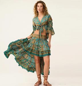 ชุดเซ็ตสองชิ้น เสื้อครอปคอวีพิมพ์ลายโบโฮผูกเชือก พร้อมกระโปรงแม็กซี่ระบายชายสูงต่ำ ชุดฤดูร้อนสำหรับวันพักผ่อนริมชายหาด - คละสี - Product Image 1