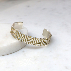 Bracelet manchette géométrique bicolore en laiton et argent – Bracelet jonc gravé à la main avec motif clé grecque et labyrinthe - Product Image 1