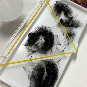 Extensions de cils synthétiques préfabriquées de haute qualité en gros, volume 10D/14D/16D/20D, naturelles, longues, super noires, base fine mate - Product Image 1