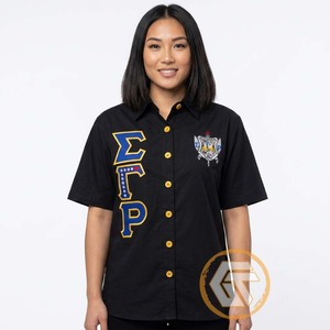เสื้อเชิ้ตผู้หญิง SIGMA GAMMA RHO สีดำ แขนเสื้อแบบแร็กแลน ปักโลโก้ ทรงปกติ ผ้าฝ้าย 100% ระบายอากาศได้ดี เป็นมิตรต่อสิ่งแวดล้อม - Product Image 3