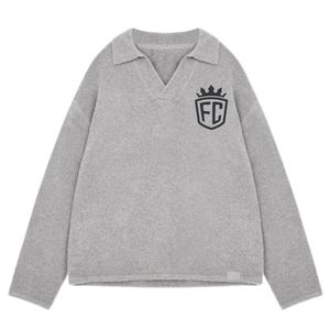 Polo à manches longues en tricot bouclé gris chiné, confortable et élégant, idéal pour un look décontracté - Product Image 1