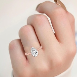 Anillo de Compromiso Clásico de Oro Rosa de 10K con Diamante Cultivado en Laboratorio de Corte Pera de 2.10 CTW y Halo Oculto - Product Image 1