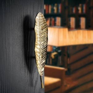 Manija de Puerta Moderna de Latón con Figura Humana, Decoración Interior, Accesorio para Entrada, 100% Hecho a Mano, Decoración para Muebles - Product Image 4