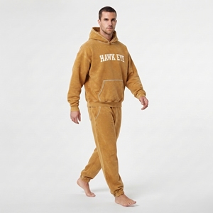 Ensemble de survêtement décontracté pour homme, couleur moutarde, avec sweat à capuche à manches longues et pantalon de jogging à jambe large, logo personnalisé sur le devant, idéal pour l'hiver - Product Image 2