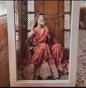 Ensemble prêt-à-porter en soie Chinon entièrement cousu, composé d'un haut, d'un Sharara et d'un Dupatta pour femmes, disponible en gros, Salwar Kameez - Product Image 6