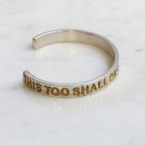 Bracelet manchette en laiton estampé à la main - Bijou avec citation inspirante - Cadeau rustique et minimaliste pour la santé mentale des femmes - Product Image 1