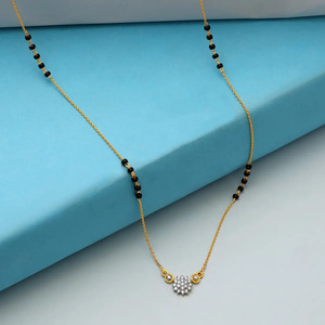 Collier traditionnel culturel avec perles noires et motif floral en diamant central - Product Image 1