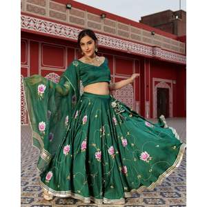 Lehenga Choli en satin de créateur avec un magnifique imprimé numérique brillant, taille 2XL - Product Image 5