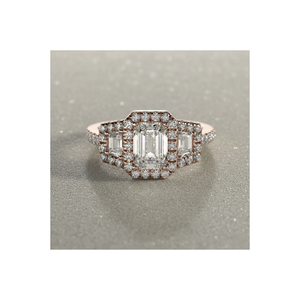 Anillo de Lujo de Tres Piedras con Diamante Cultivado en Laboratorio, Corte Esmeralda, Piedras Laterales Trapezoidales y Doble Halo en Oro de 14K - Product Image 1