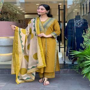 Conjunto de traje de algodón puro VASTRA COTTAGE hecho a mano con pantalón y dupatta, estampado Buti artesanal en el cuello, cómodo para uso diario y festivo. - Product Image 4