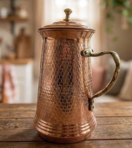 Carafe minimaliste en cuivre brossé mat, dotée d'un corps conique simple et d'un couvercle en bois plat, disponible au prix de gros. - Product Image 5