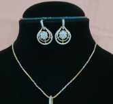 Impresionante conjunto de collar con colgante de acabado dorado con pendientes hermoso collar con aspecto de piedras AD para ropa de fiesta para mujer - Product Image 2