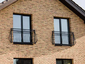 Balustrade de balcon traditionnelle en fer à fixation murale, avec un design résistant à la rouille, un montage facile et une intégration de panneaux en verre. - Product Image 3
