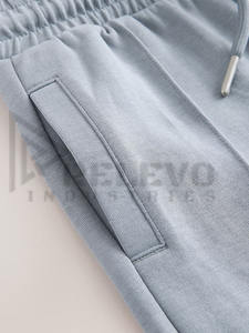 กางเกงขาสั้นผู้ชายผ้าฝ้าย 100% ระบายอากาศได้ดี เป็นมิตรกับสิ่งแวดล้อม เอวยางยืด ทรงสมาร์ทแคชชวล ความยาวระดับเข่า น้ำหนักมาก รับผลิตตามสั่งขายส่ง - Product Image 3