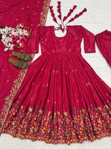 Vêtements ethniques indiens et pakistanais en gros, ensemble Kurti de créateur moderne, fabricant de Lehenga de mariée, robe Anarkali de soirée - Product Image 6
