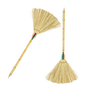 Balai en fibre de coco avec manche en bambou, poils durables, écologique, style classique, pour usage domestique et extérieur, poils moyens, 45 pouces - Product Image 1