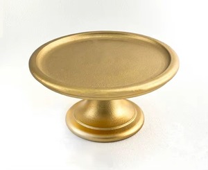 Support à gâteau au design classique et aux tons chauds, idéal pour compléter divers thèmes d'intérieur et de fête. - Product Image 1