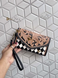 Cartera de Mujer de Cuero Genuino con Diseño a Cuadros Blancos, Estilo Vintage, Hecha a Mano por Diseñador de Moda - Product Image 5