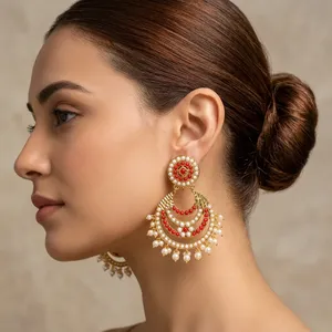 Boucles d'oreilles pendantes Bhargavi en alliage de cuivre plaqué or avec zircon en forme de fleur, perles d'imitation, bijoux ethniques tendance et originaux - Product Image 4