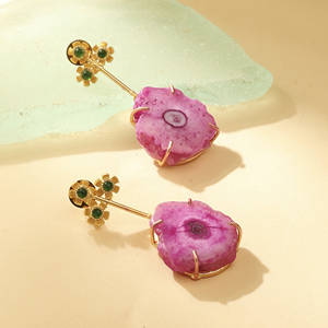 Boucles d'oreilles pendantes ethniques faites à la main avec pierres précieuses naturelles brutes et plaqué or 18 carats chromé, serties à griffes, pour fêtes et occasions spéciales - Product Image 3