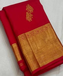 Sari de Seda Rojo con Borde Dorado, Traje Tradicional Indio para Bodas, para Mujer - Product Image 3