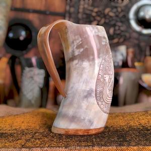 Tasses personnalisées, ensemble de tasses en corne de Viking fabriquées à la main |   Option de base en bois personnalisable |   Coupe à boire médiévale. - Product Image 3