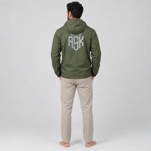 Chaqueta cortavientos para hombre, abrigo moderno para exteriores hecho con tela ligera y duradera que ofrece protección contra el viento, transpirabilidad y comodidad. - Product Image 4