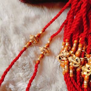 Rakhi artisanal du Dieu Ganesha pour frère, fil festif traditionnel, cadeau porte-bonheur pour Raksha Bandhan, amulette de protection spirituelle - Product Image 1