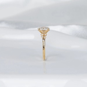 แหวนหมั้นเพชรทรงรี 1 กะรัต ดีไซน์มินิมอล ทองคำขาว 14K รับรองโดย IGI แบบฝังหนามเตย สำหรับผู้หญิง - Product Image 2