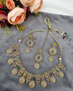 Ensemble de collier avec pierres précieuses rondes et en forme de poire, avec boucles d'oreilles et mangtika, bijoux de créateur, vêtements ethniques traditionnels, vente en gros - Product Image 4