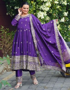 ชุดเดรส Anarkali แฟชั่นสไตล์อินเดียใต้ สีลาเวนเดอร์ ลายปักใหญ่สะดุดตา งานปักประณีต พร้อมรูปภาพจริงจาก 2026 SIE - Product Image 4