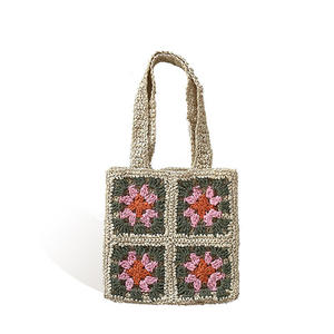 Complétez vos tenues bohèmes avec ce sac en fil naturel saisissant, orné de crochet floral traditionnel et doté de bretelles robustes. - Product Image 1